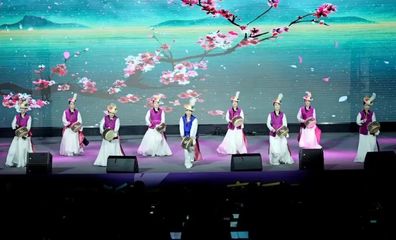 多國(guó)藝術(shù)團(tuán)隊(duì)共譜青春樂(lè)章，舞臺(tái)藝術(shù)造型點(diǎn)亮新都之夜——記“成都國(guó)際友城青年音樂(lè)會(huì)”